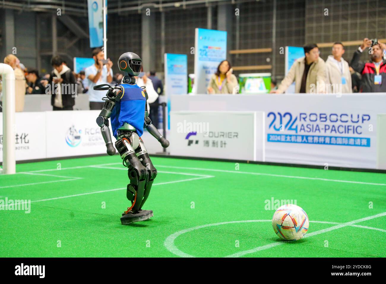 QINGDAO, CHINE - 26 OCTOBRE 2024 - Un robot joue dans un match de football au tournoi international sur invitation de Qingdao du Robo Asie-Pacifique 2024 Banque D'Images