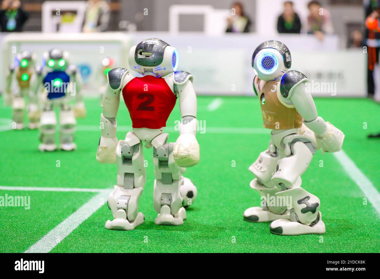 QINGDAO, CHINE - 26 OCTOBRE 2024 - Un robot joue dans un match de football au tournoi international sur invitation de Qingdao du Robo Asie-Pacifique 2024 Banque D'Images