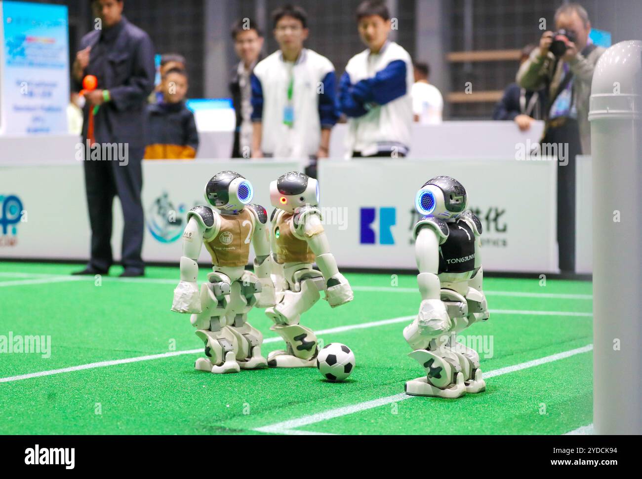 QINGDAO, CHINE - 26 OCTOBRE 2024 - Un robot joue dans un match de football au tournoi international sur invitation de Qingdao du Robo Asie-Pacifique 2024 Banque D'Images