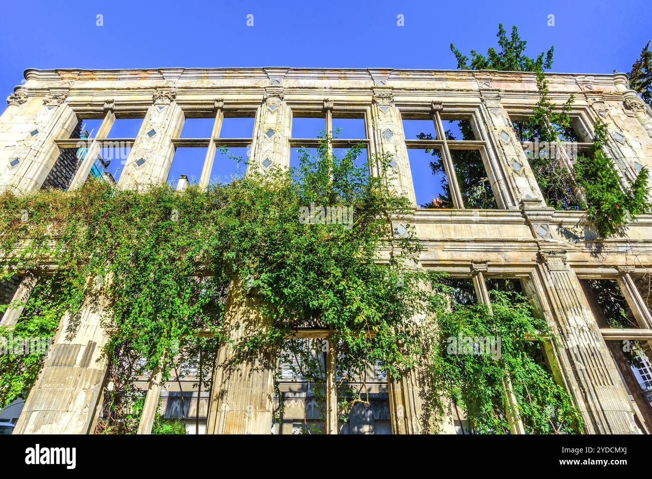 Bombardé (WW2) restes de la façade classique en pierre de l'Hôtel de Beaune-Semblancay du XVIe siècle dans le centre de Tours - Tours, Indre-et-Loire (37), France. Banque D'Images