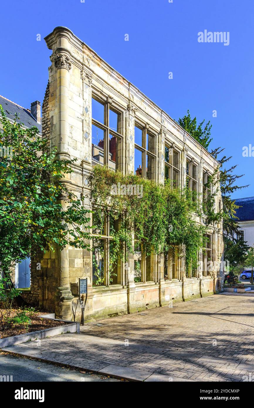 Bombardé (WW2) restes de la façade classique en pierre de l'Hôtel de Beaune-Semblancay du XVIe siècle dans le centre de Tours - Tours, Indre-et-Loire (37), France. Banque D'Images