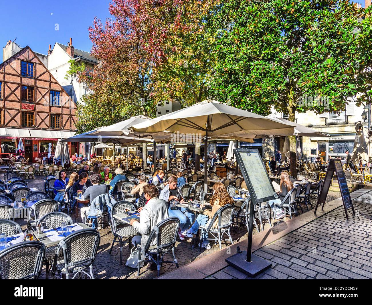 Les foules du centre-ville assis à des tables en plein air pour déjeuner à la place Plumereau - Tours, Indre-et-Loire (37), France. Banque D'Images