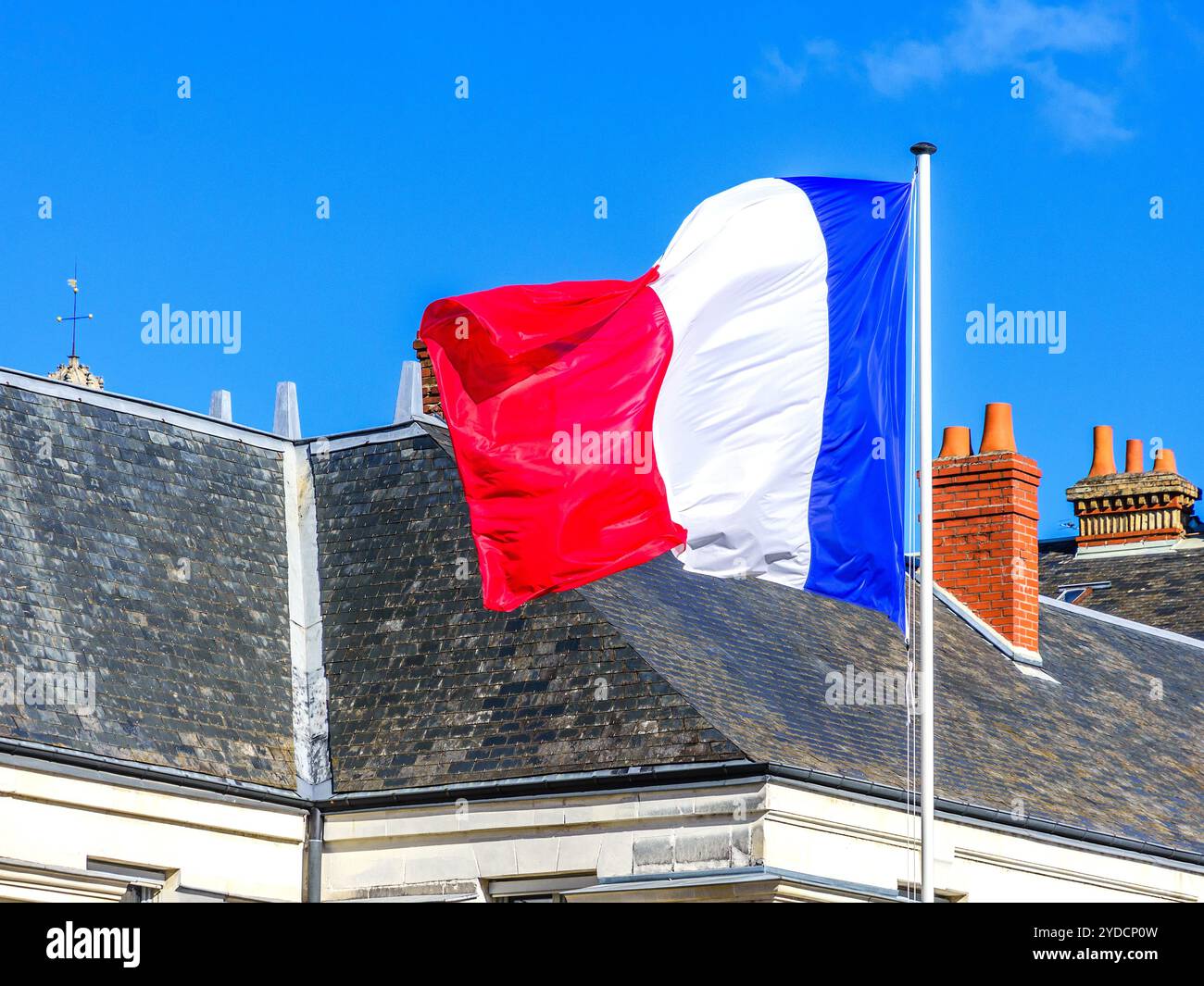 Le drapeau national tricolore / le Tricolore de la France volant dans une brise - Tours, Indre-et-Loire (37), France. Banque D'Images