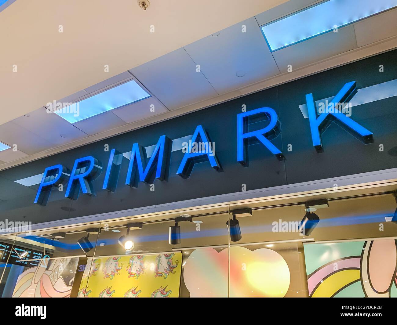 LYON, FRANCE - 27 FÉVRIER 2019 : Primark store de la chaîne internationale de magasins de vêtements de grande distribution de mode logo de la marque dans le centre commercial Lyon France. Banque D'Images