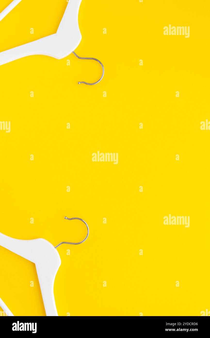 Fond blanc de cintres pour le concept d'achat de vente Banque D'Images