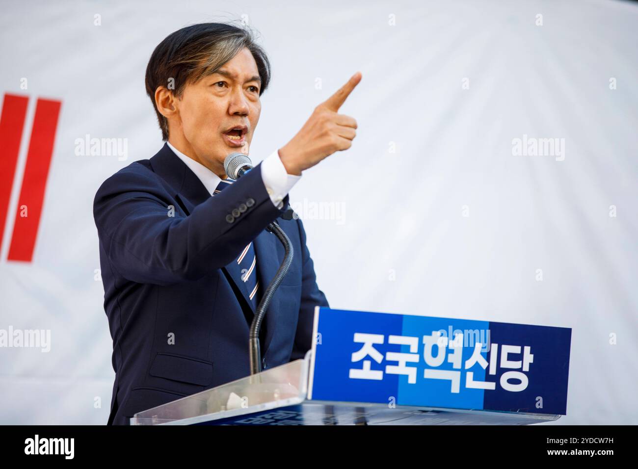 Corée du Sud le Parti pour la reconstruction de la Corée Cho Kuk, chef du Parti pour la reconstruction de la Corée, s'adressant à ses partisans lors d'un rassemblement exigeant la destitution du président Yoon Suk Yeol près du bureau des procureurs à Séoul, Corée du Sud, le 26 octobre 2024. Selon un sondage publié en octobre 25, l évaluation positive de la performance présidentielle de Yoon Suk Yeol est retombée à 20% en six semaines. La principale raison en était la manipulation présumée du cours des actions de Deutsche Motors par la première dame Kim Geun-hee. Séoul République de Corée Copyright : xMatrixxImagesx/xLeexKitaex Banque D'Images