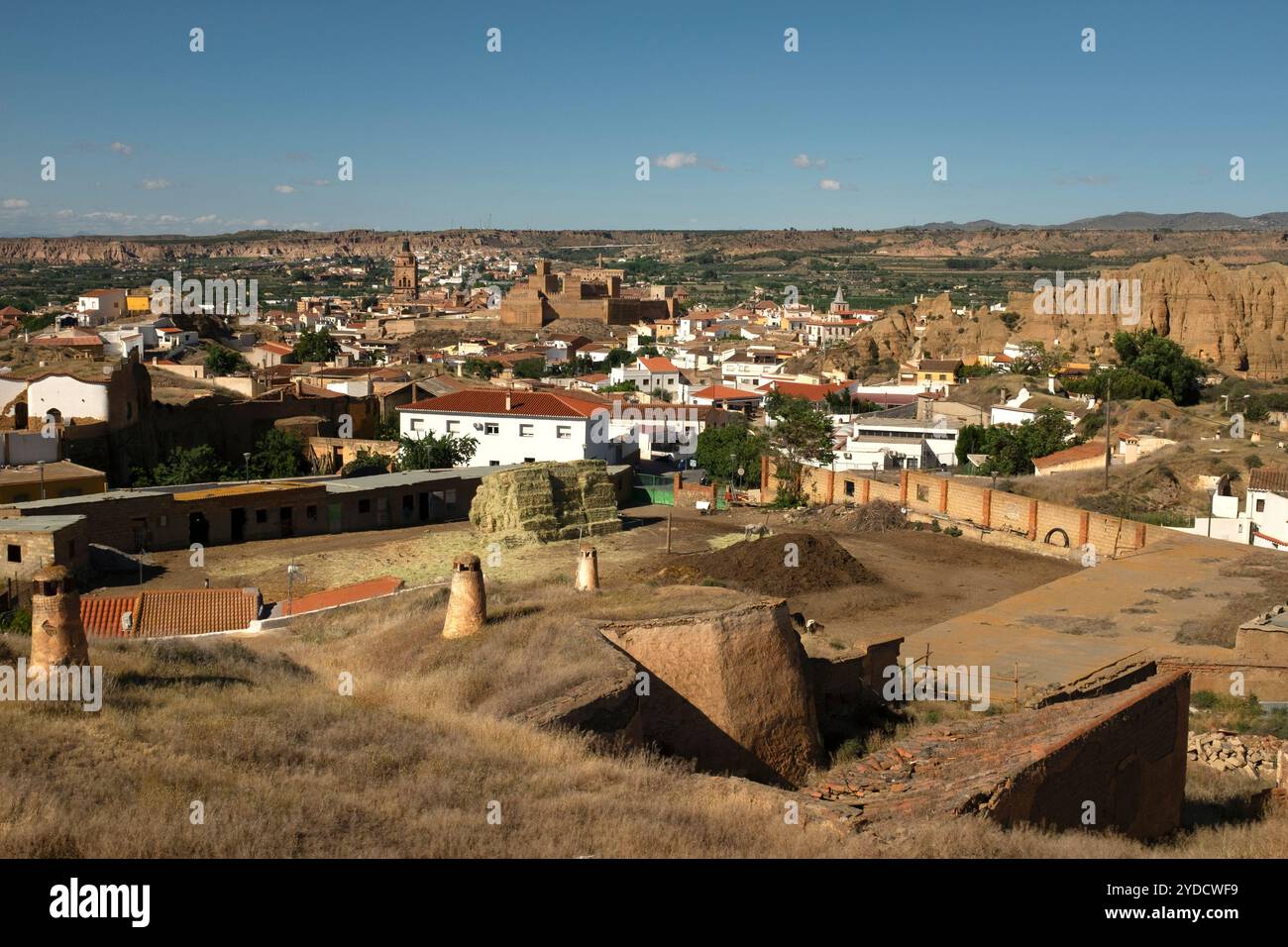 Le Barrio de las Cuevas (quartier des grottes) au crépuscule, Guadix, Espagne Banque D'Images