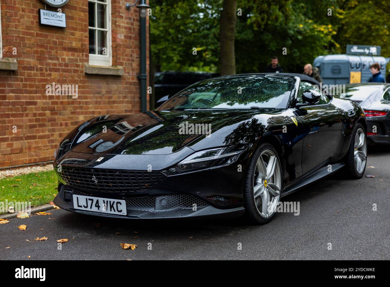 Ferrari Roma Spider 2024, exposée au Bicester Heritage Scramble le 6 octobre 2024. Banque D'Images