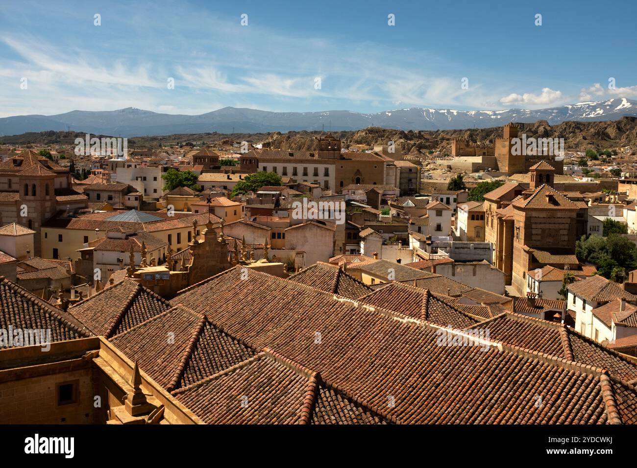 Vue sur Guadix vers la Sierra Nevada, depuis le clocher de la Catedral de la Encarnación de Guadix (cathédrale de l'Incarnation), Guadix, Espagne Banque D'Images