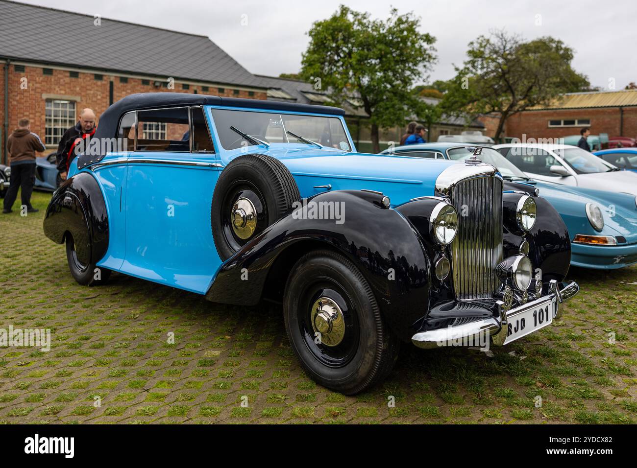 Coupe drophead Bentley Mark VI, exposée au Bicester Heritage Scramble le 6 octobre 2024. Banque D'Images