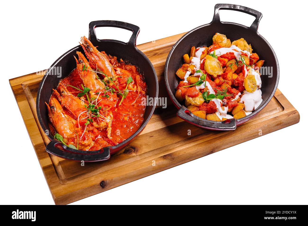 Crevettes fraîchement cuites dans une sauce tomate épicée et poisson dans une pâte Banque D'Images