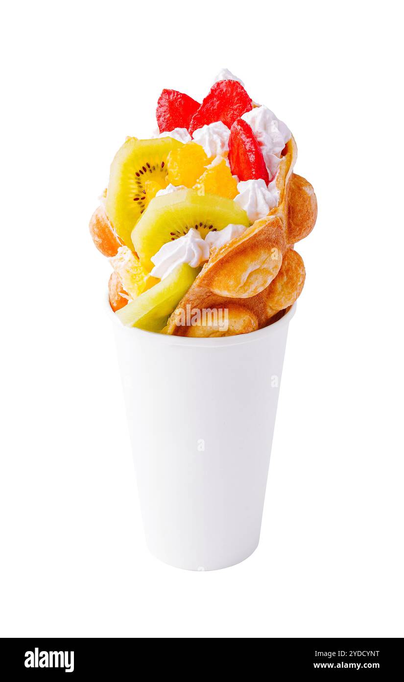 Gaufre bulle au kiwi et fraise à la crème fouettée Banque D'Images