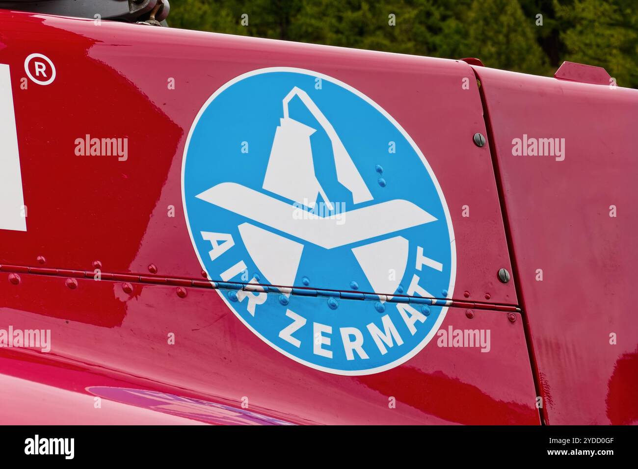 Air Zermatt à Zermatt, Wallis, Suisse. Logo sur hélicoptère à l'héliport de Zermatt. Compagnie aérienne suisse, sauvetage en hélicoptère, tourisme et transport. Banque D'Images