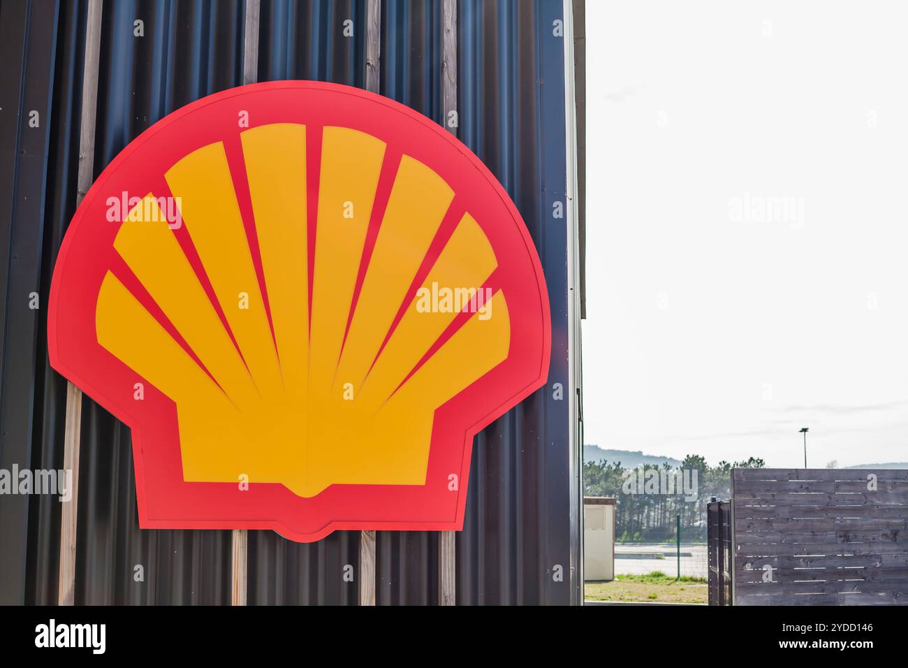 LYON, FRANCE - 26 FÉVRIER 2019 : Royal Dutch Shell plc, logo de la société pétrolière et gazière britannique-néerlandaise sur sa station-service de Lyon, France Banque D'Images