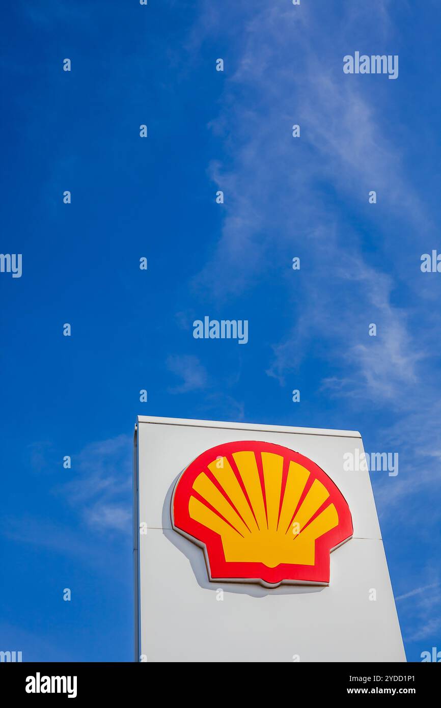 LYON, FRANCE - 26 FÉVRIER 2019 : Royal Dutch Shell plc, logo de la compagnie pétrolière et gazière britannique-néerlandaise sur sa station-service de Lyon, France, sur un ciel bleu Banque D'Images