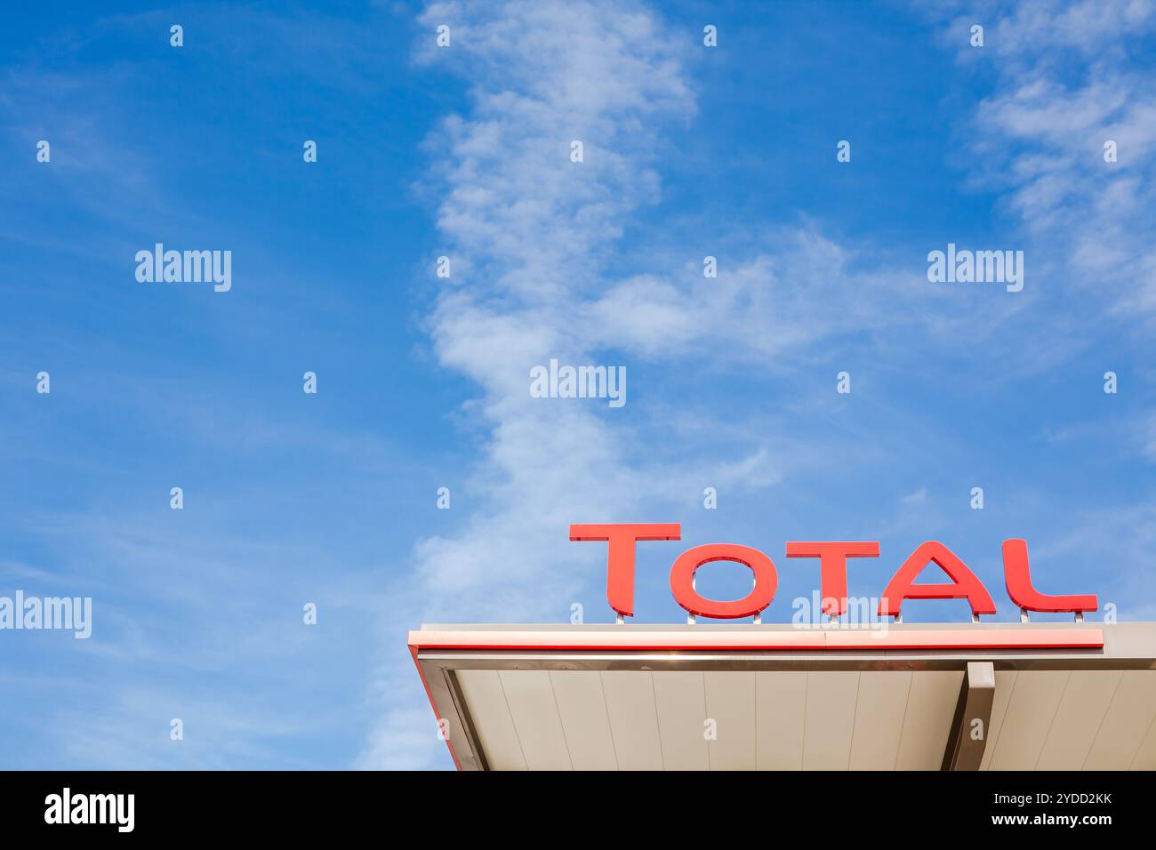 Logo de l'entreprise total sur sa station-service Banque D'Images