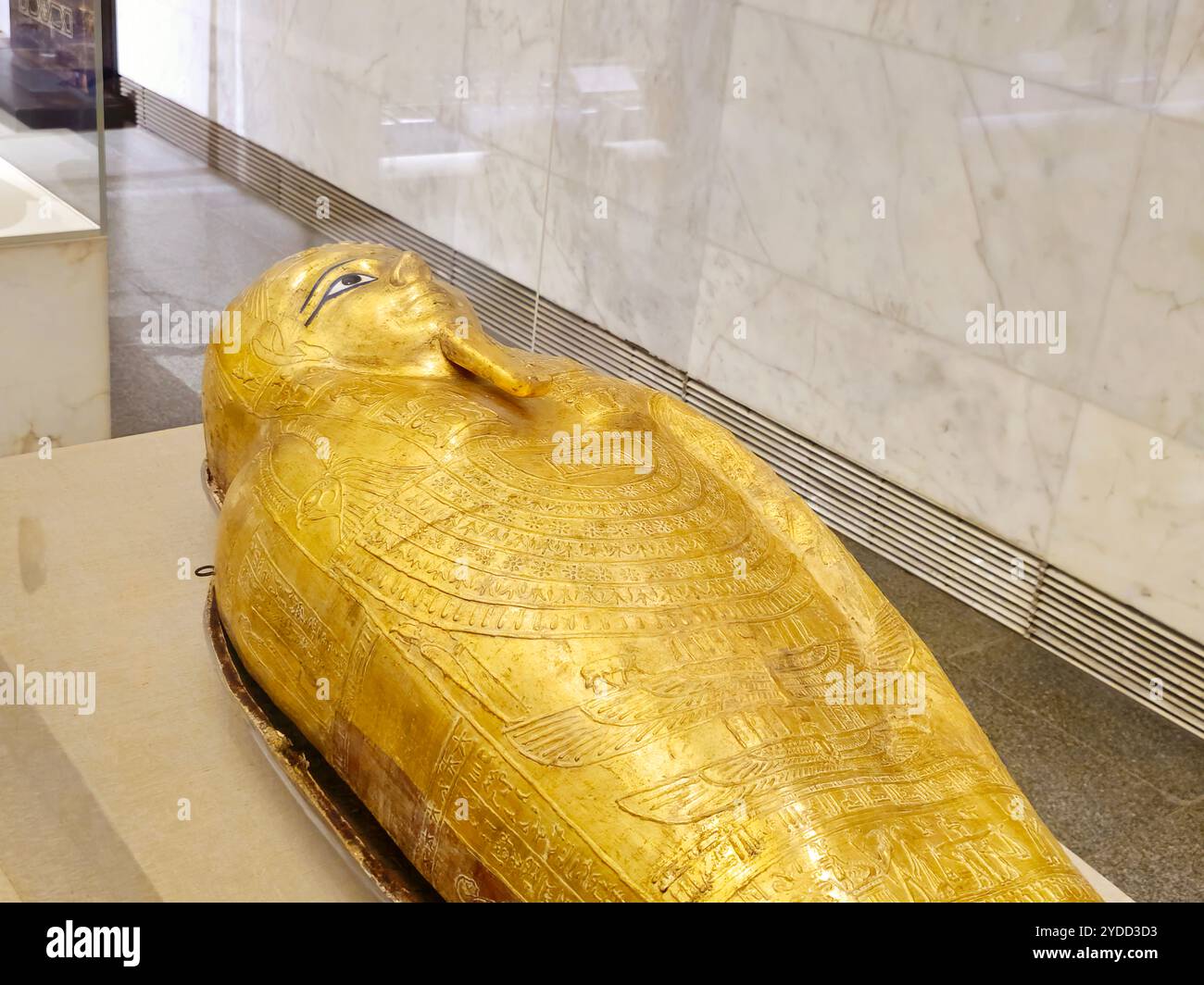 Le Caire, Egypte, 6 octobre 2024 : le cercueil de Nedjemankh, un cercueil égyptien antique doré de la fin de la période ptolémaïque dans le Musée national d'Egyp Banque D'Images