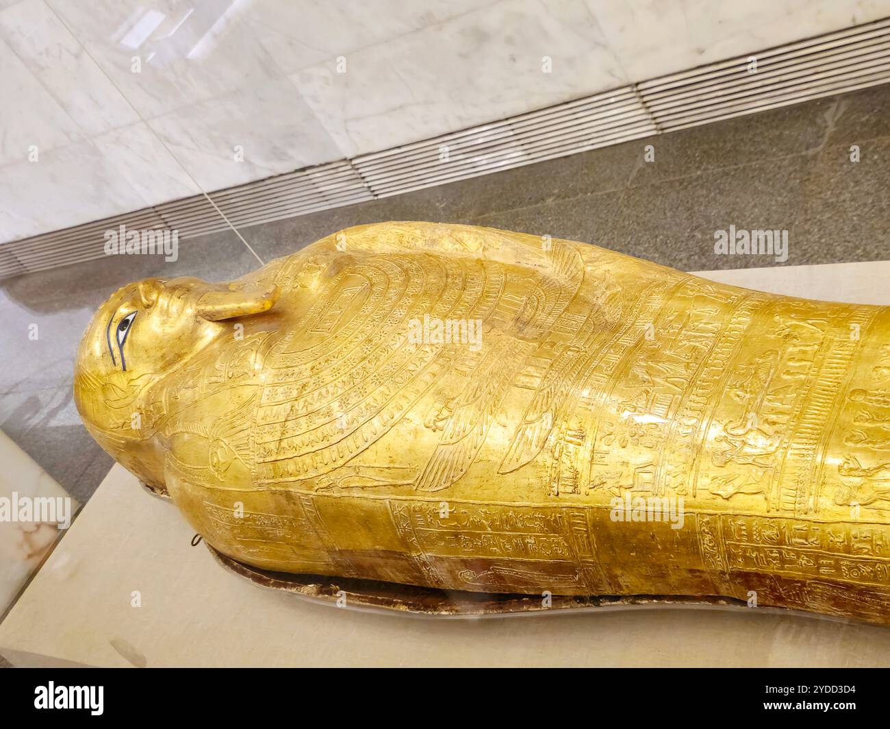 Le Caire, Egypte, 6 octobre 2024 : le cercueil de Nedjemankh, un cercueil égyptien antique doré de la fin de la période ptolémaïque dans le Musée national d'Egyp Banque D'Images