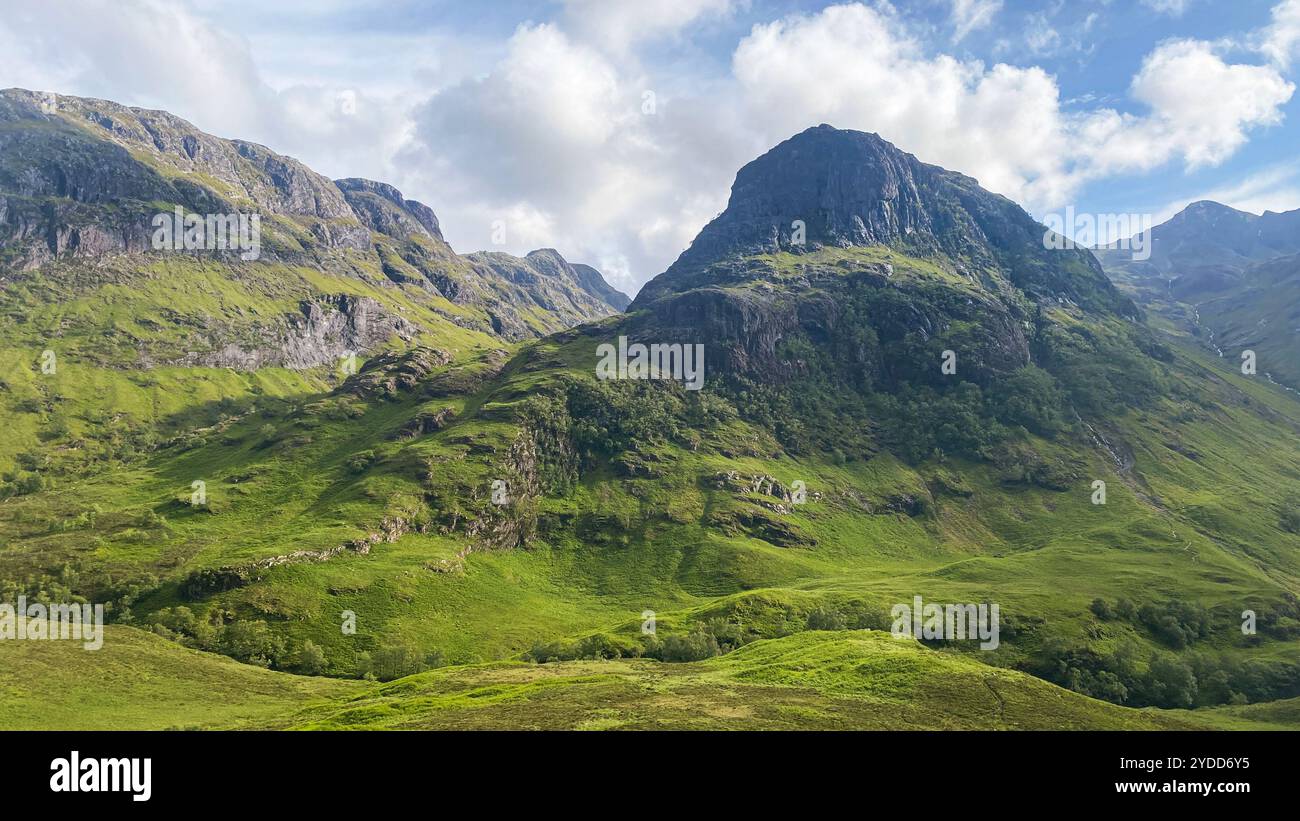 Des pics accidentés et de vastes vallées définissent Glencoe dans les Highlands d'Écosse. Un paysage magnifique rempli de beauté naturelle et un sentiment de solitude Banque D'Images