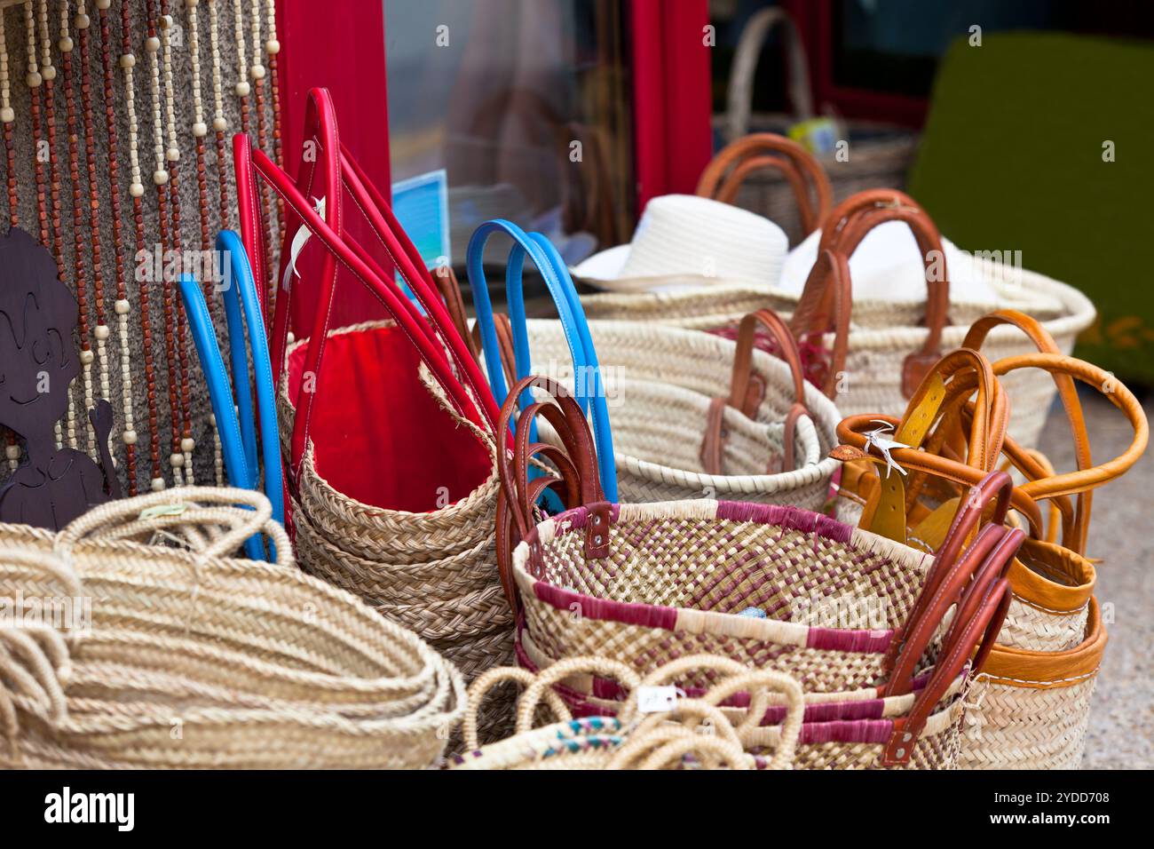 Sacs féminins en osier faits à la main au marché français Banque D'Images