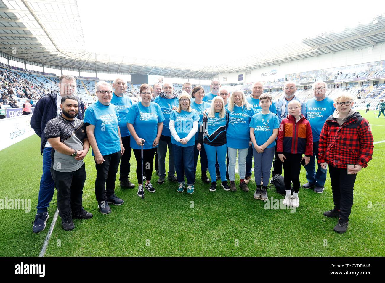 Les membres des Sky Blues dans le groupe de football de Parkinson communautaire avant le match du Sky Bet Championship à la Coventry Building Society Arena. Date de la photo : samedi 26 octobre 2024. Banque D'Images