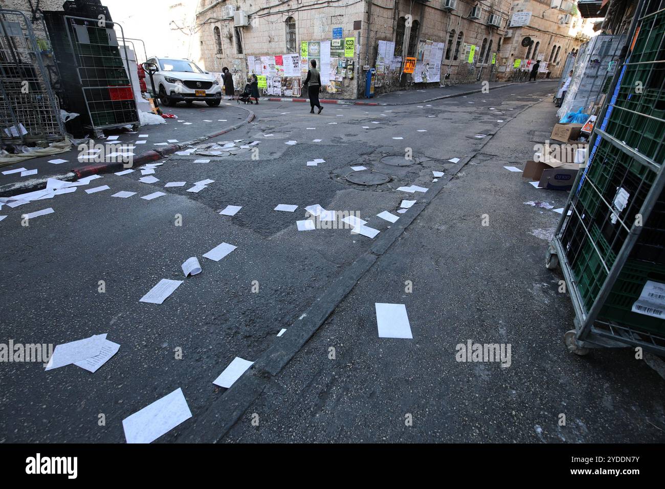 Des tracts sont dispersés dans les rues du quartier de Mea She’arim à Jérusalem, Israël, le 20 octobre 2024. Photo de Raquel G. Frohlich. Banque D'Images