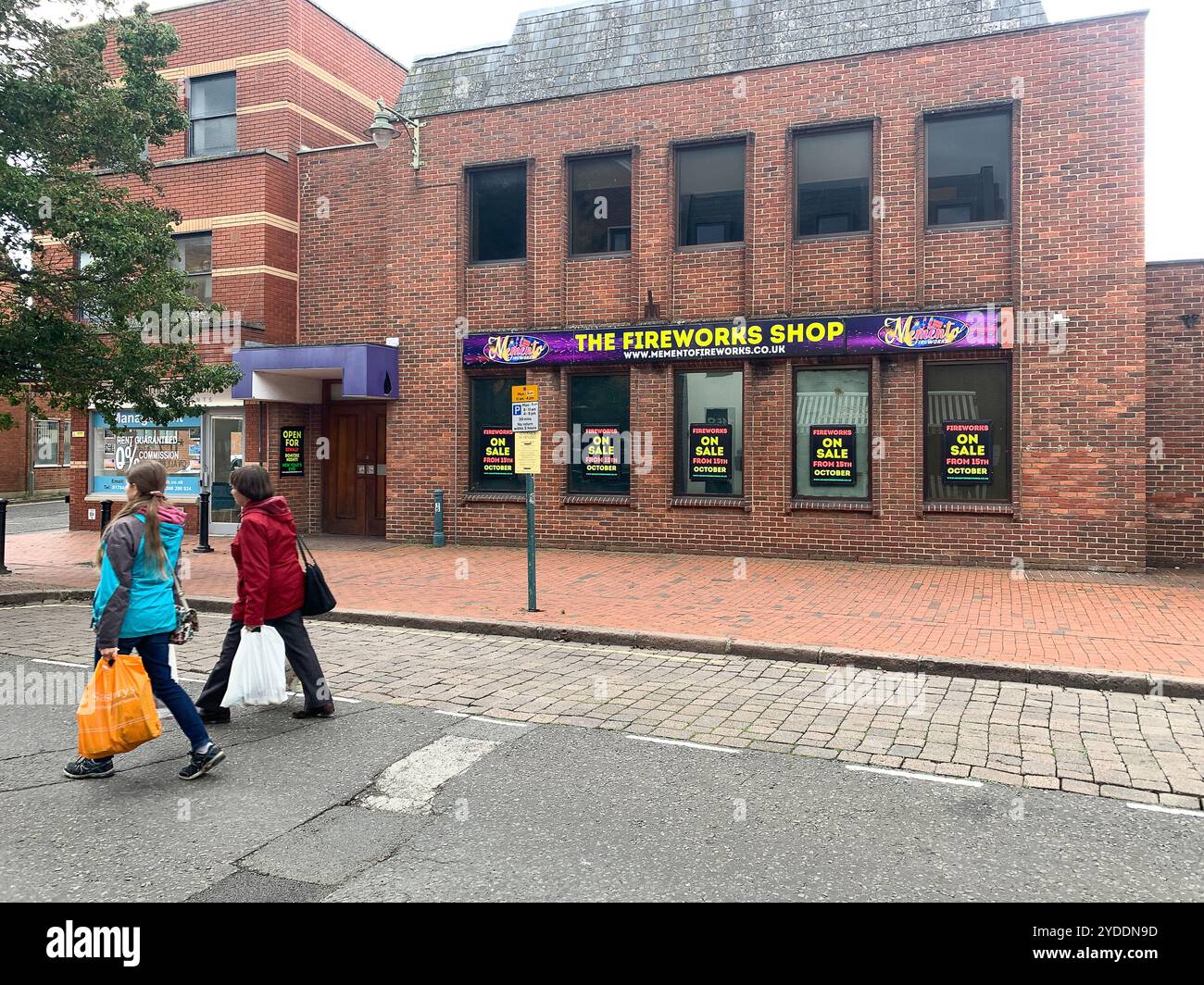 Egham, Surrey, Royaume-Uni. 3 octobre 2024. Une boutique de feux d'artifice pop-up à Egham High Street, Surrey. Il y a des appels pour que les feux d'artifice soient fabriqués aussi silencieux que la forte frappe d'eux peut causer tant de détresse aux personnes souffrant de TSPT ainsi qu'aux animaux. Crédit : Maureen McLean/Alamy Banque D'Images