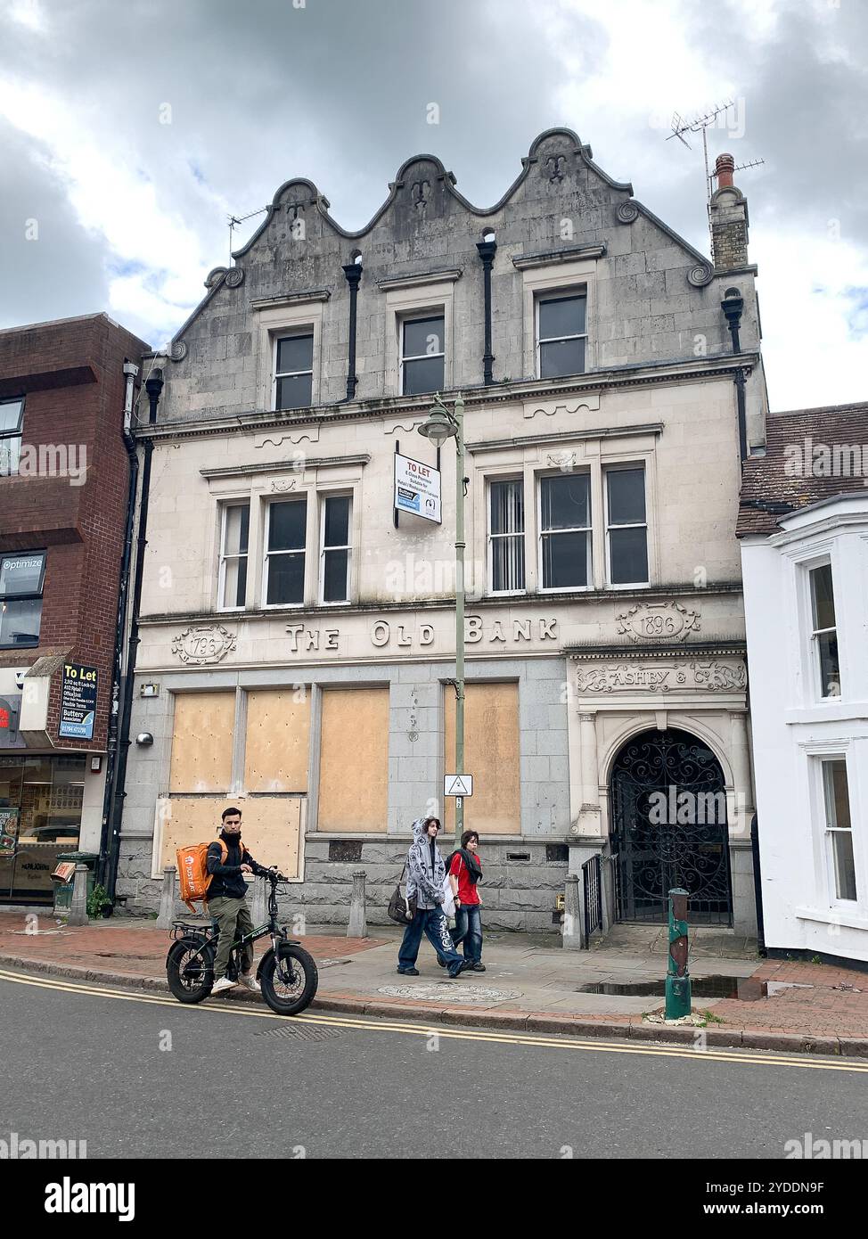 Egham, Surrey, Royaume-Uni. 3 octobre 2024. La Old Bank à Egham High Street reste embarquée et est à louer. Crédit : Maureen McLean/Alamy Banque D'Images