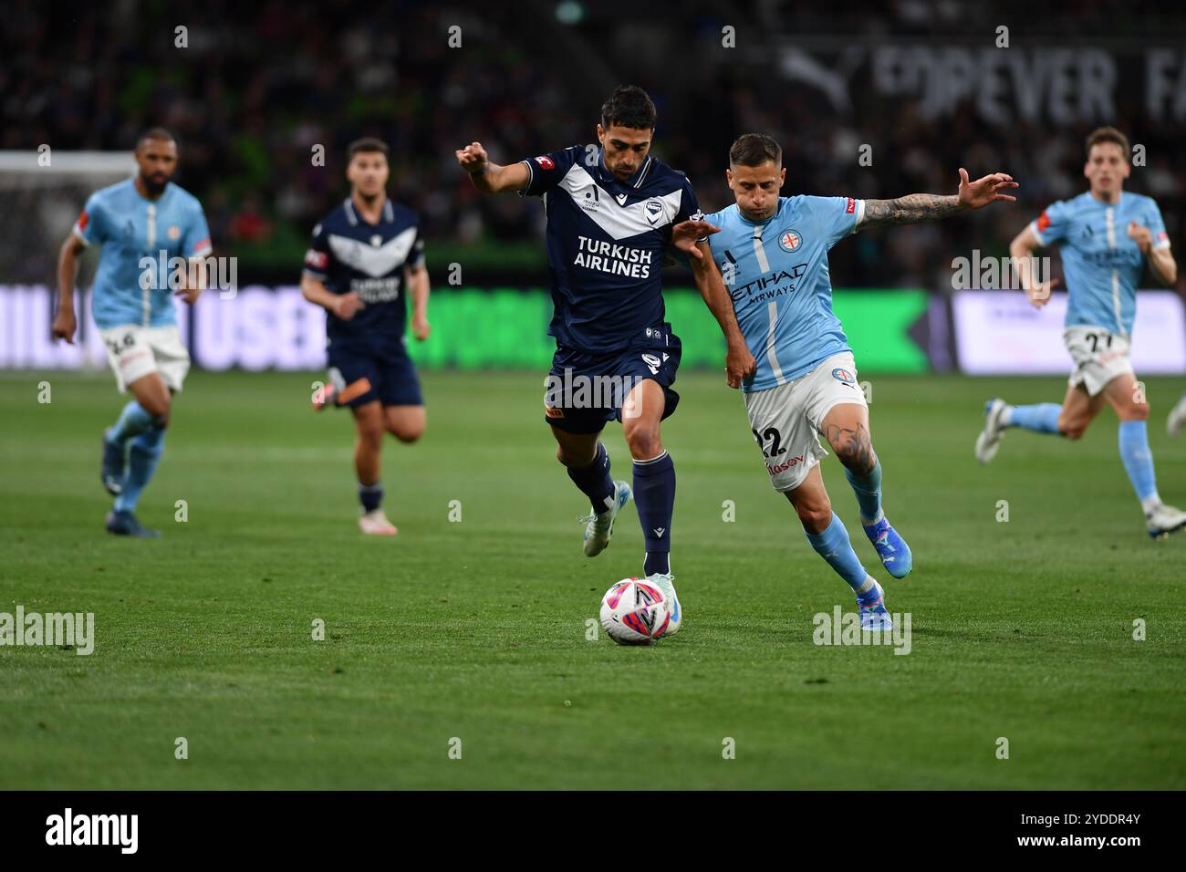 MELBOURNE, AUSTRALIE. 26Oct 2024. Photo : L'attaquant Nikos Vergos (à gauche) de la victoire de Melbourne est attaqué par le milieu de terrain argentin de Melbourne Germán Ferreyra (à droite) lors de la 2e manche du match de l'ISUZU Australian A-League, Melbourne City v Melbourne Victory à Melbourne au parc AAMI de Melbourne. Crédit : Karl Phillipson / Alamy Live News Banque D'Images