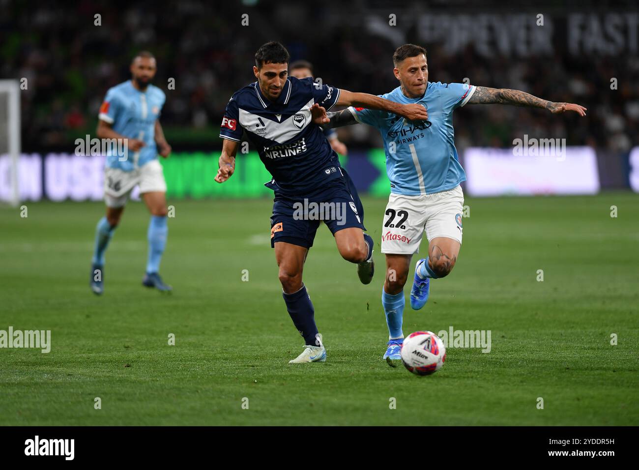 MELBOURNE, AUSTRALIE. 26Oct 2024. Photo : L'attaquant Nikos Vergos (à gauche) de la victoire de Melbourne affronte le milieu de terrain argentin de Melbourne Germán Ferreyra (22 ans) lors de la 2e manche du match de l'ISUZU Australian A-League, Melbourne City v Melbourne Victory à Melbourne au parc AAMI de Melbourne. Crédit : Karl Phillipson / Alamy Live News Banque D'Images