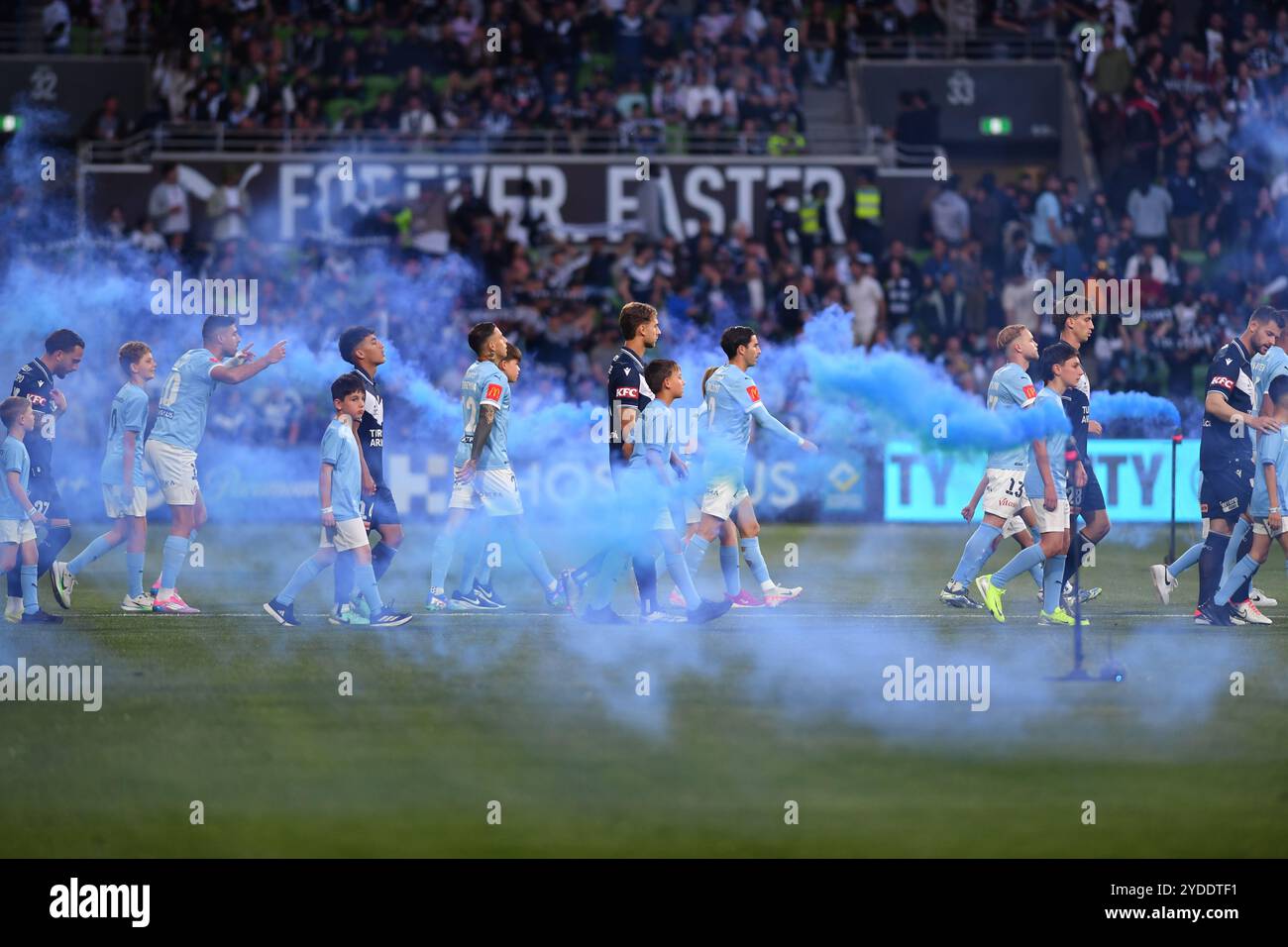 MELBOURNE, AUSTRALIE. 26Oct 2024. Les joueurs entrent sur le terrain de jeu pour la deuxième manche du match ISUZU Australian A-League, Melbourne City v Melbourne Victory match à l’AAMI Park de Melbourne. Crédit : Karl Phillipson / Alamy Live News Banque D'Images