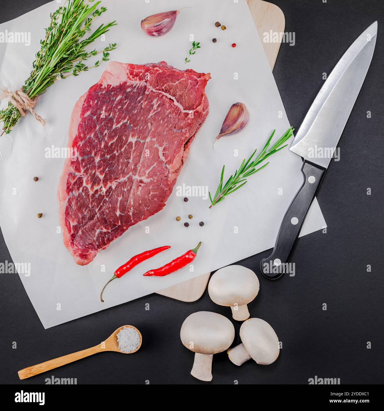 Filet de boeuf frais avec des ingrédients en cuisson Banque D'Images