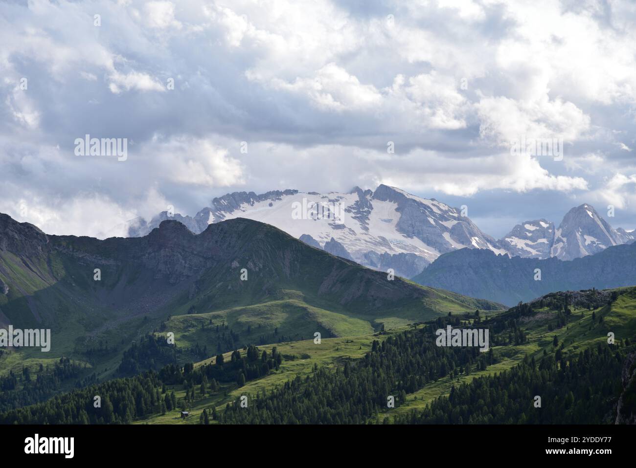Marmolada, également appelée la Reine, est la plus haute montagne des Dolomites, atteignant 3343 mètres de hauteur. Ici, il est pris du col de Falzarego Banque D'Images