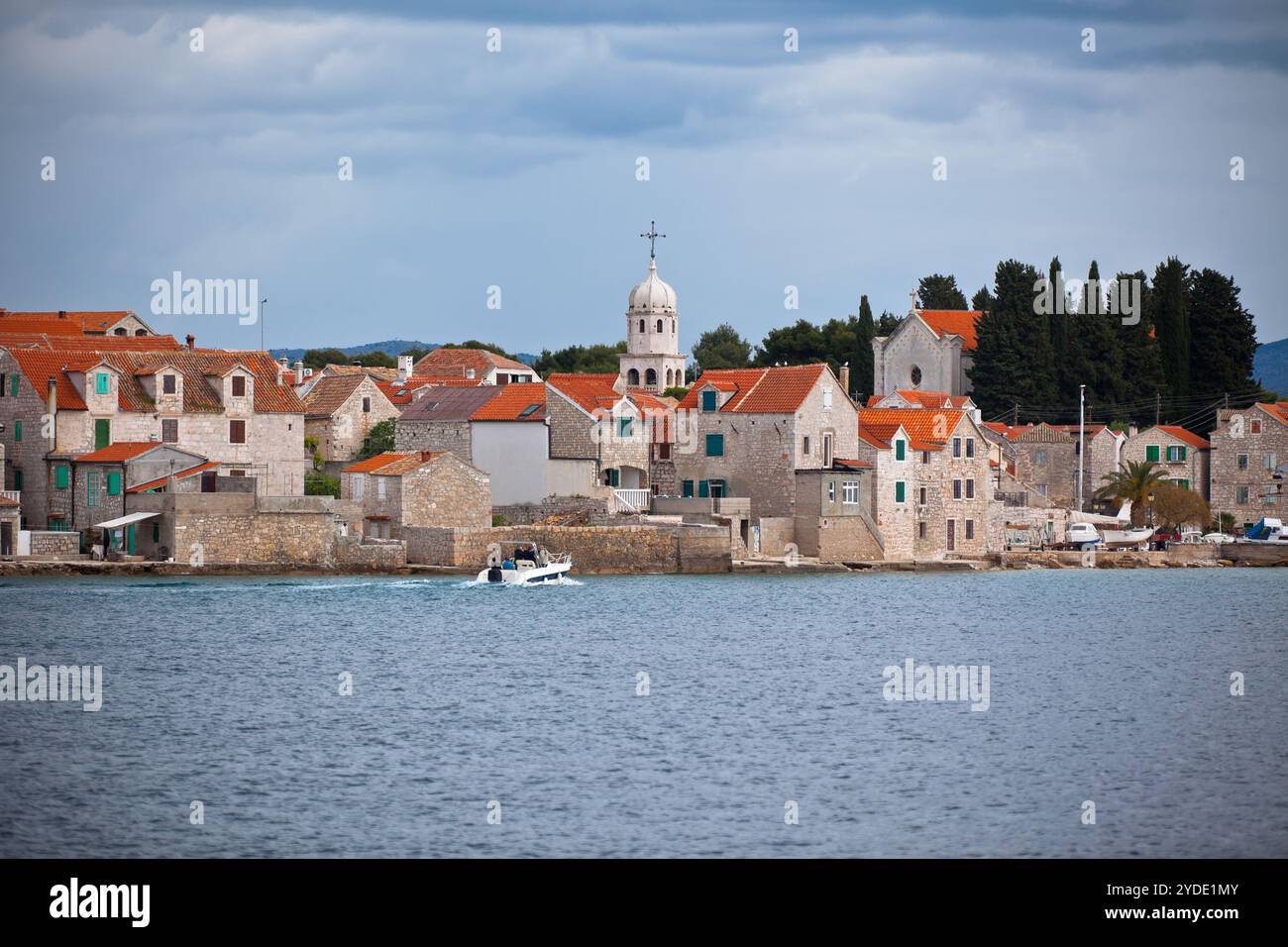 Village Sepurine, île de Prvic, vue depuis la mer Banque D'Images