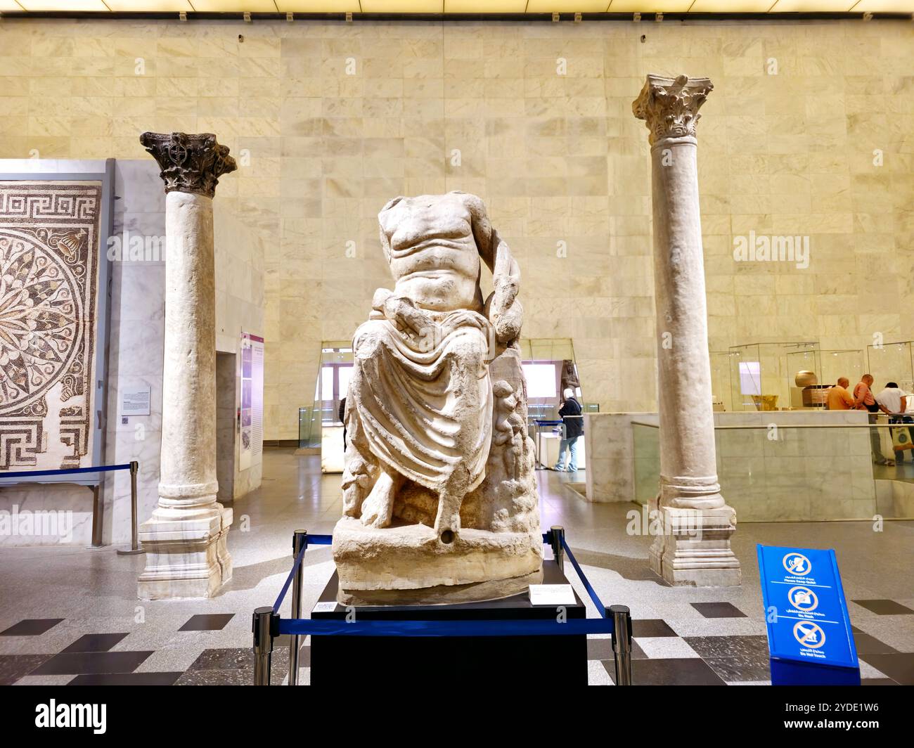 Le Caire, Égypte, 6 octobre 2024 : statues à l'intérieur du Musée national de la civilisation égyptienne (NMEC), situé dans le Vieux Caire, le musée expose une collection Banque D'Images