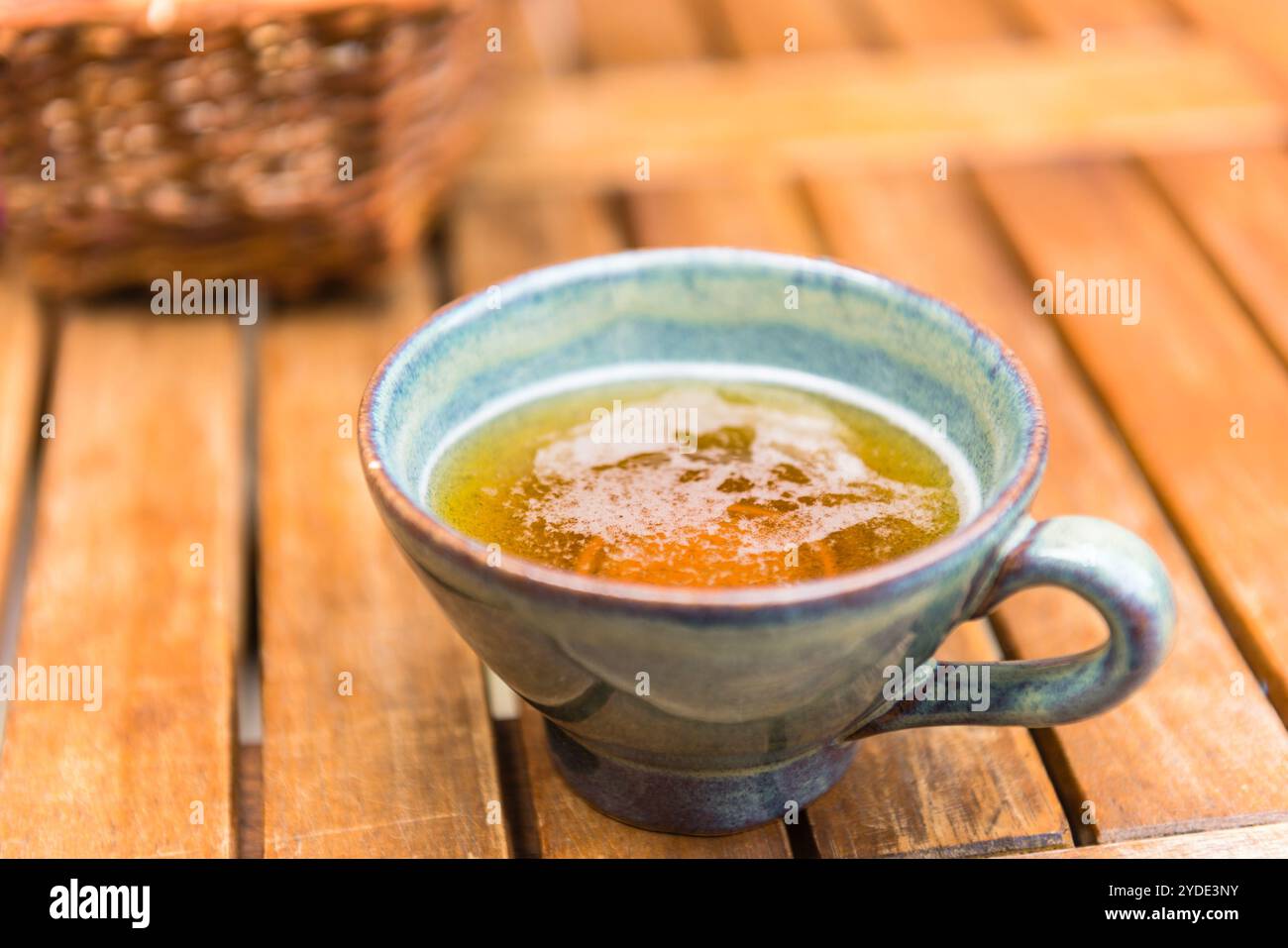 Cidre de pomme normand dans une tasse en céramique typique Banque D'Images