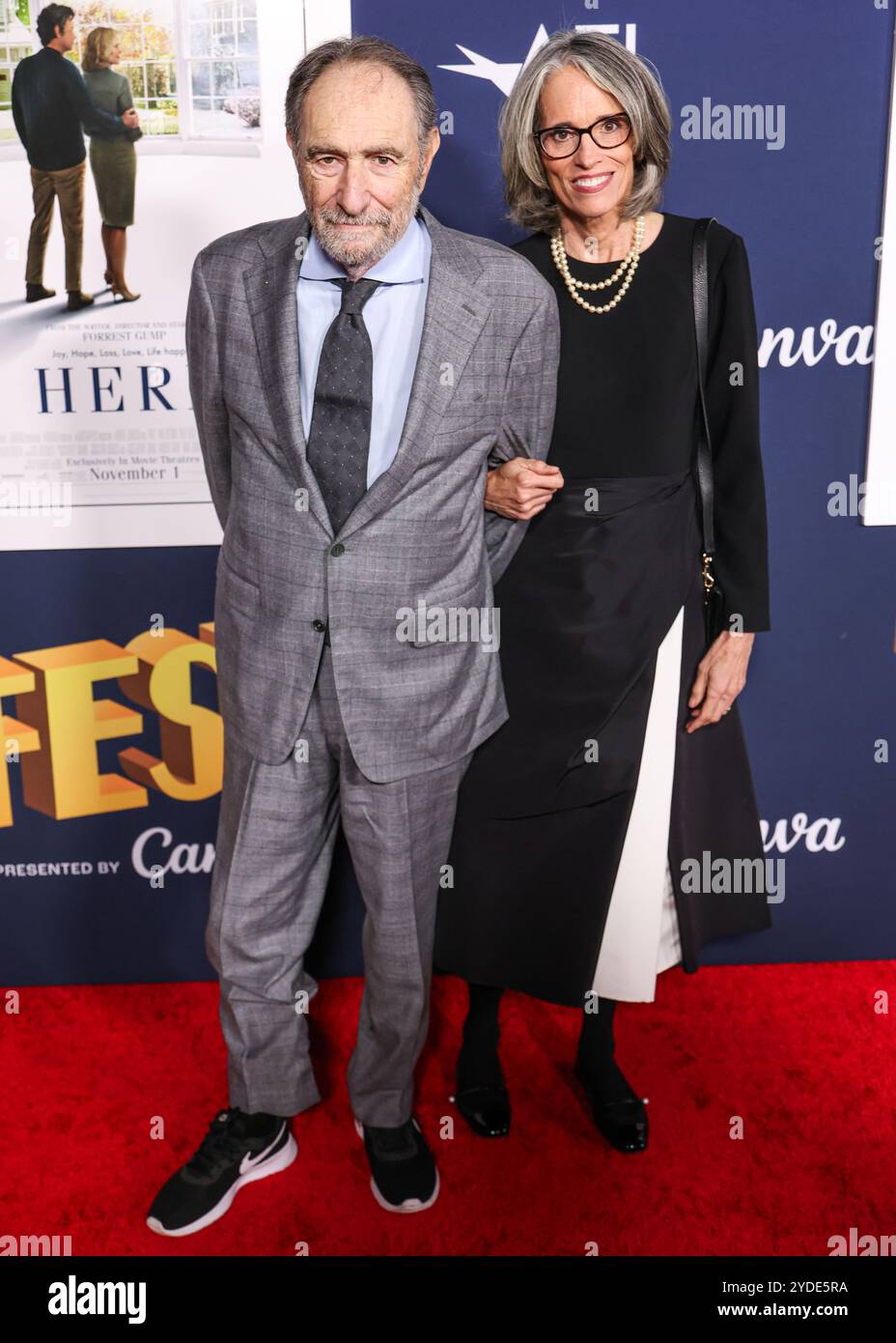 Hollywood, États-Unis. 25 octobre 2024. HOLLYWOOD, LOS ANGELES, CALIFORNIE, États-Unis - OCTOBRE 25 : Eric Roth et Anne Peters arrivent au AFI Fest 2024 - première mondiale de Sony Pictures 'Here' qui se tient au TCL Chinese Theatre IMAX le 25 octobre 2024 à Hollywood, Los Angeles, Californie, États-Unis. (Photo de Xavier Collin/image Press Agency) crédit : image Press Agency/Alamy Live News Banque D'Images