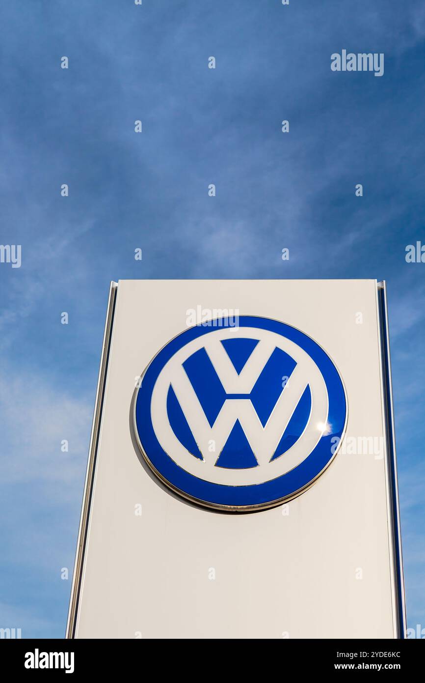 Logo de la marque Volkswagen sur fond de ciel bleu Banque D'Images