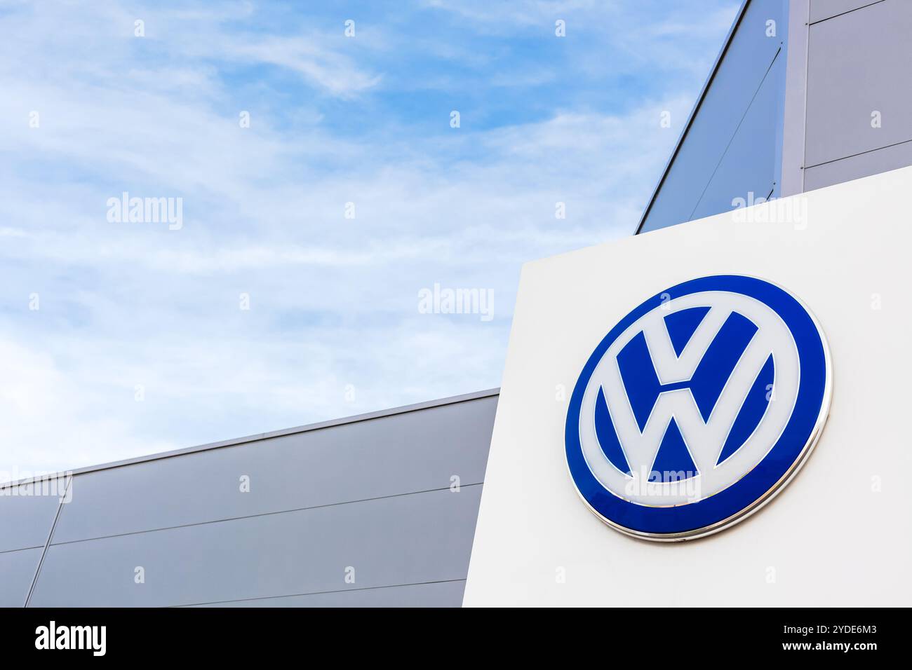 Logo de la marque Volkswagen sur fond de ciel bleu Banque D'Images