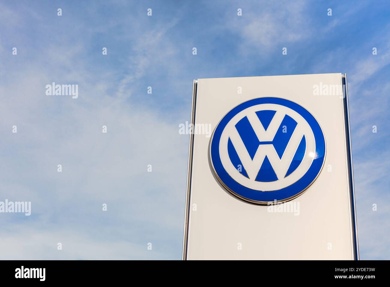 Logo de la marque Volkswagen sur fond de ciel bleu Banque D'Images