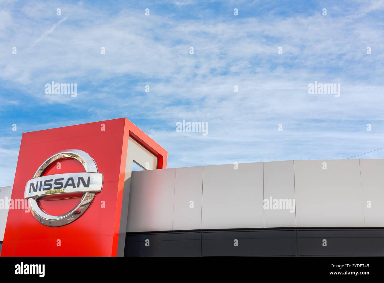 Logo de marque Nissan sur fond de ciel bleu vif Banque D'Images