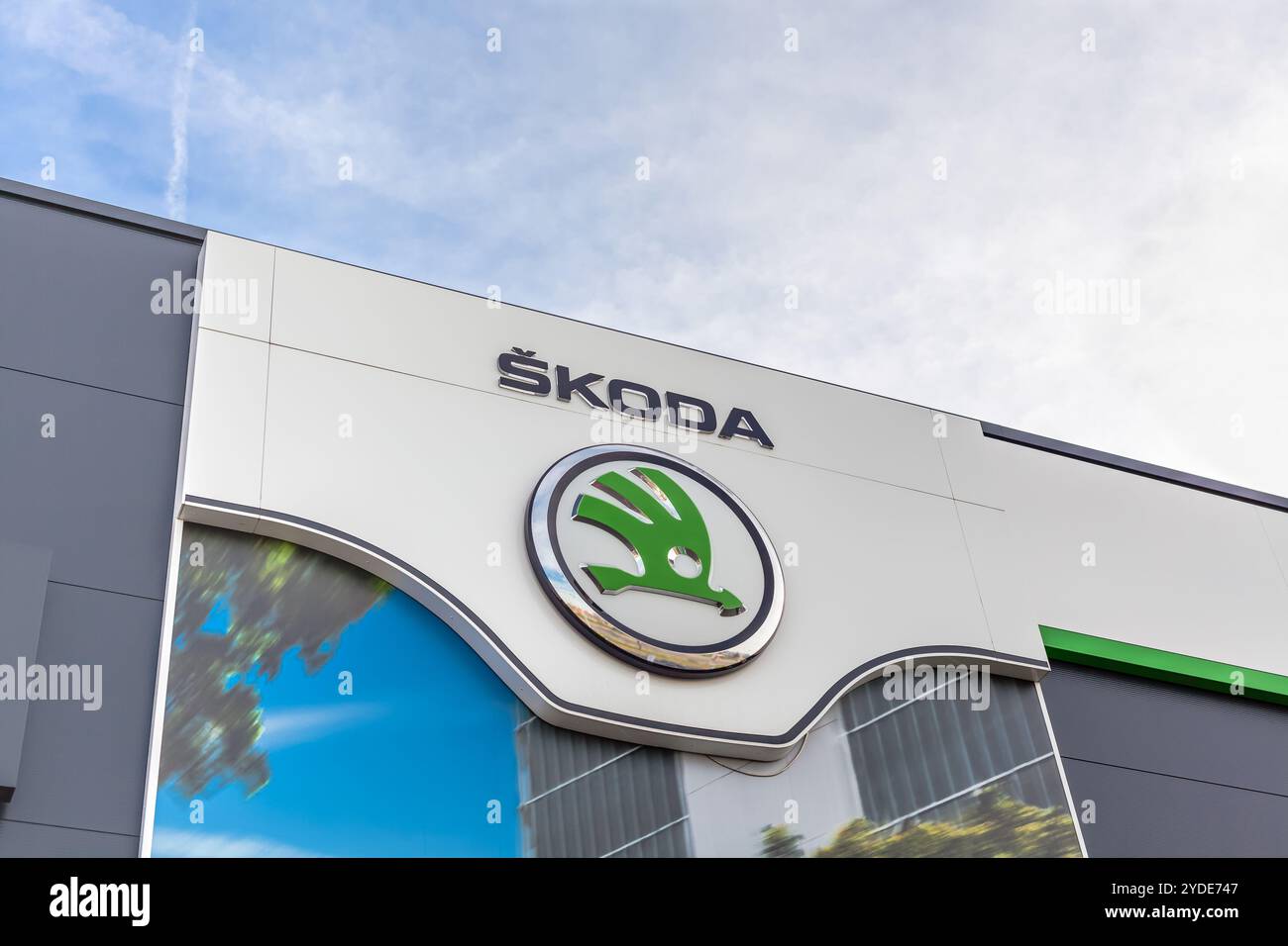 Logo de marque Skoda sur fond de ciel bleu vif Banque D'Images