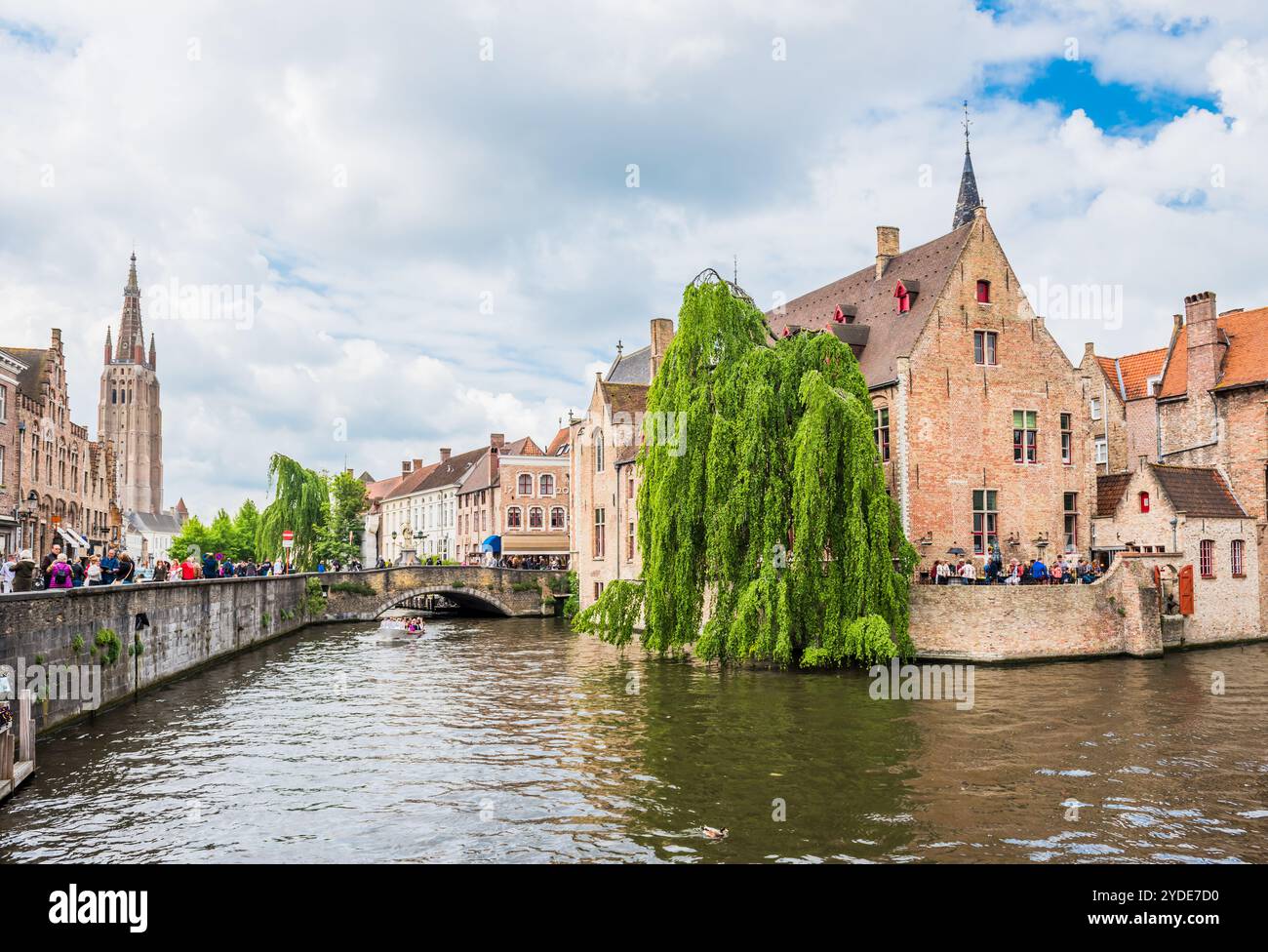 Bateaux pleins de touristes appréciant Bruges Banque D'Images