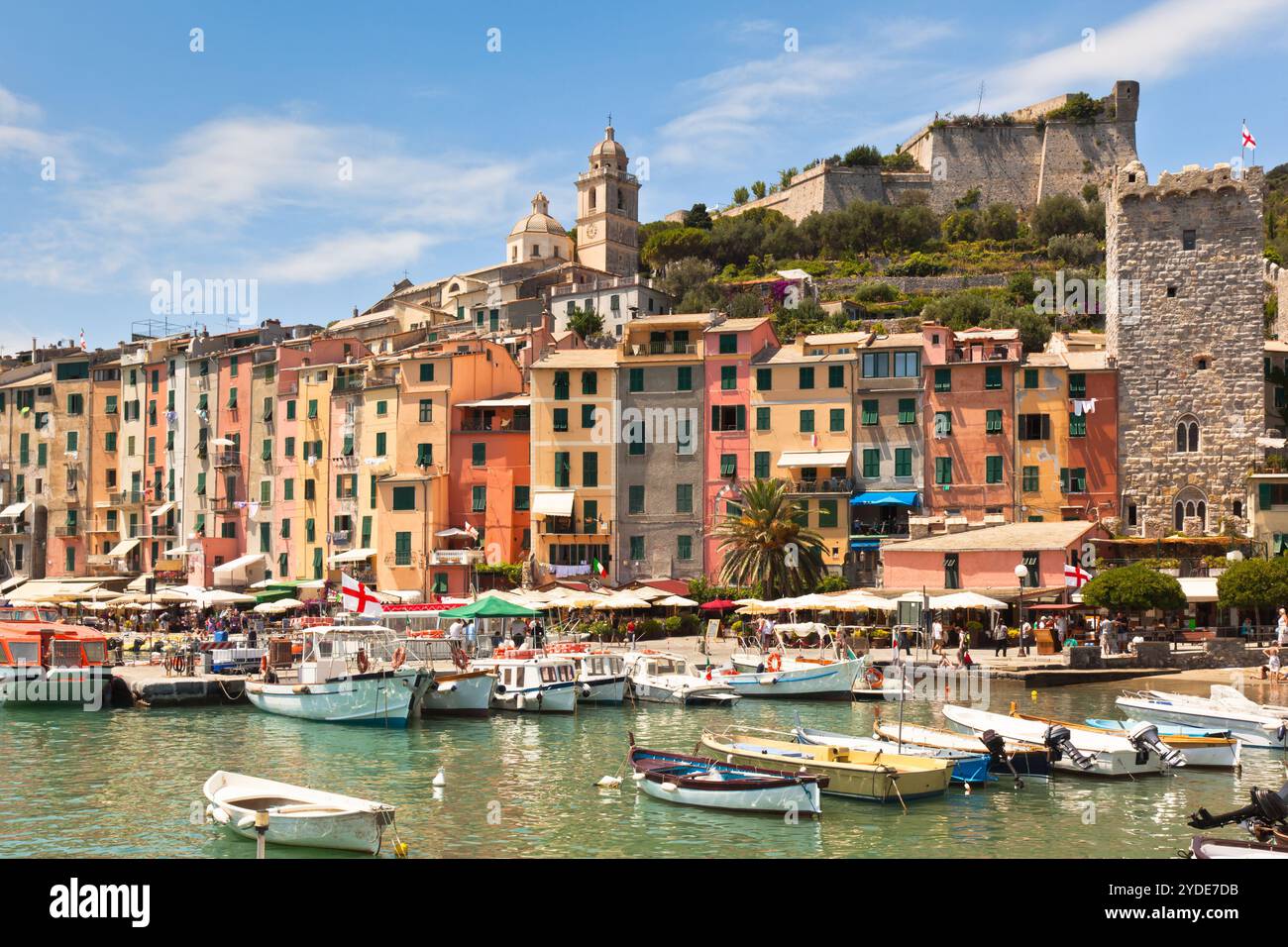 Vue sur la ville et le château de Portovenere depuis la mer Banque D'Images