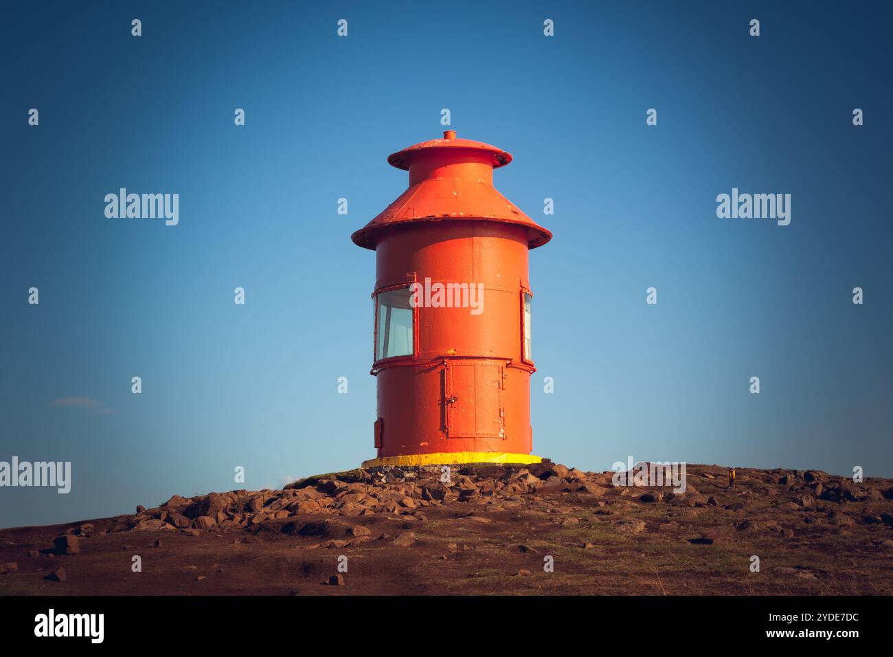 Phare rouge sur une colline, Islande Banque D'Images