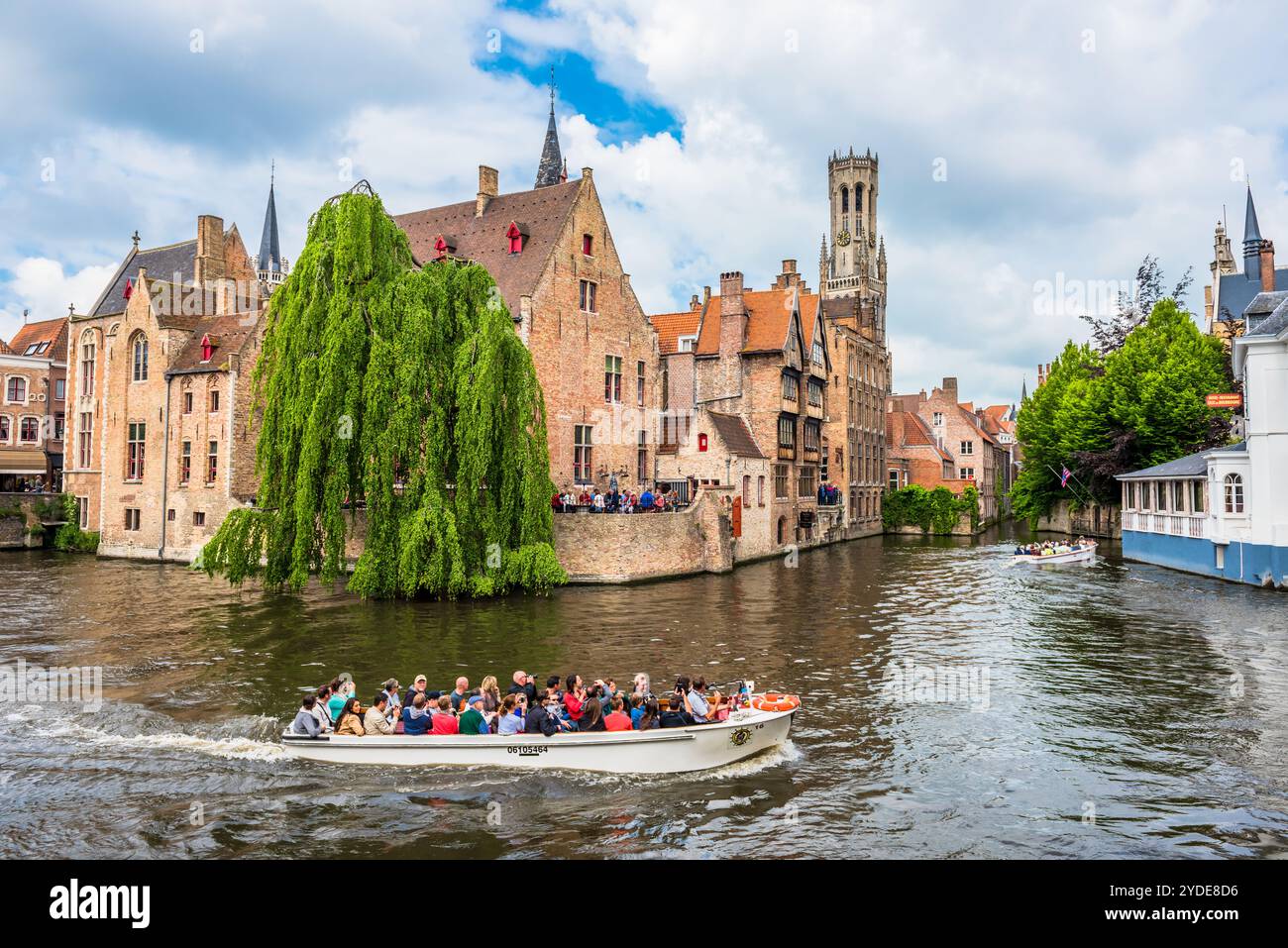 Bateaux pleins de touristes appréciant Bruges Banque D'Images