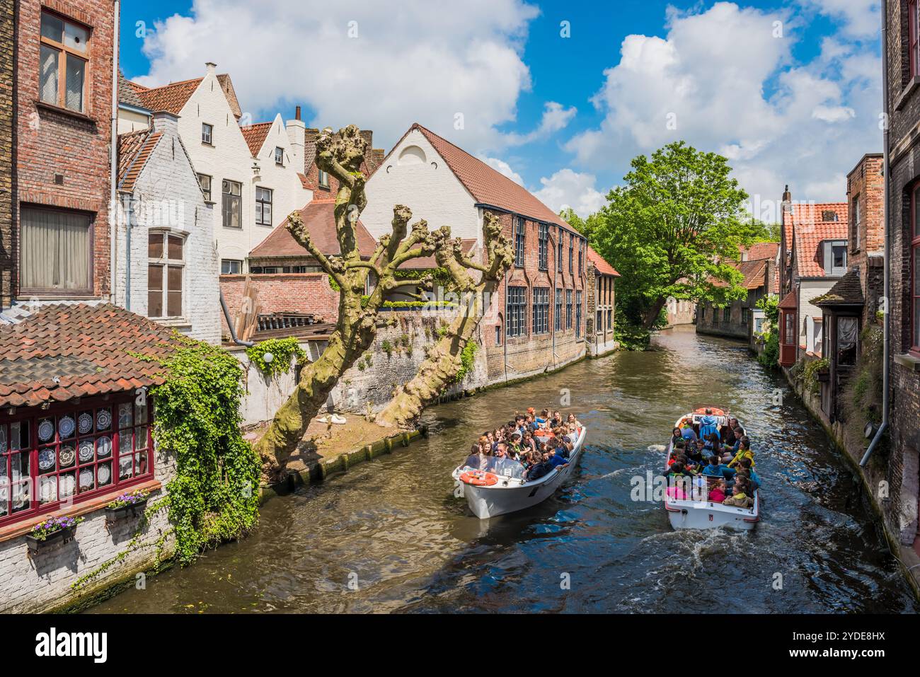 Bateaux pleins de touristes appréciant Bruges Banque D'Images