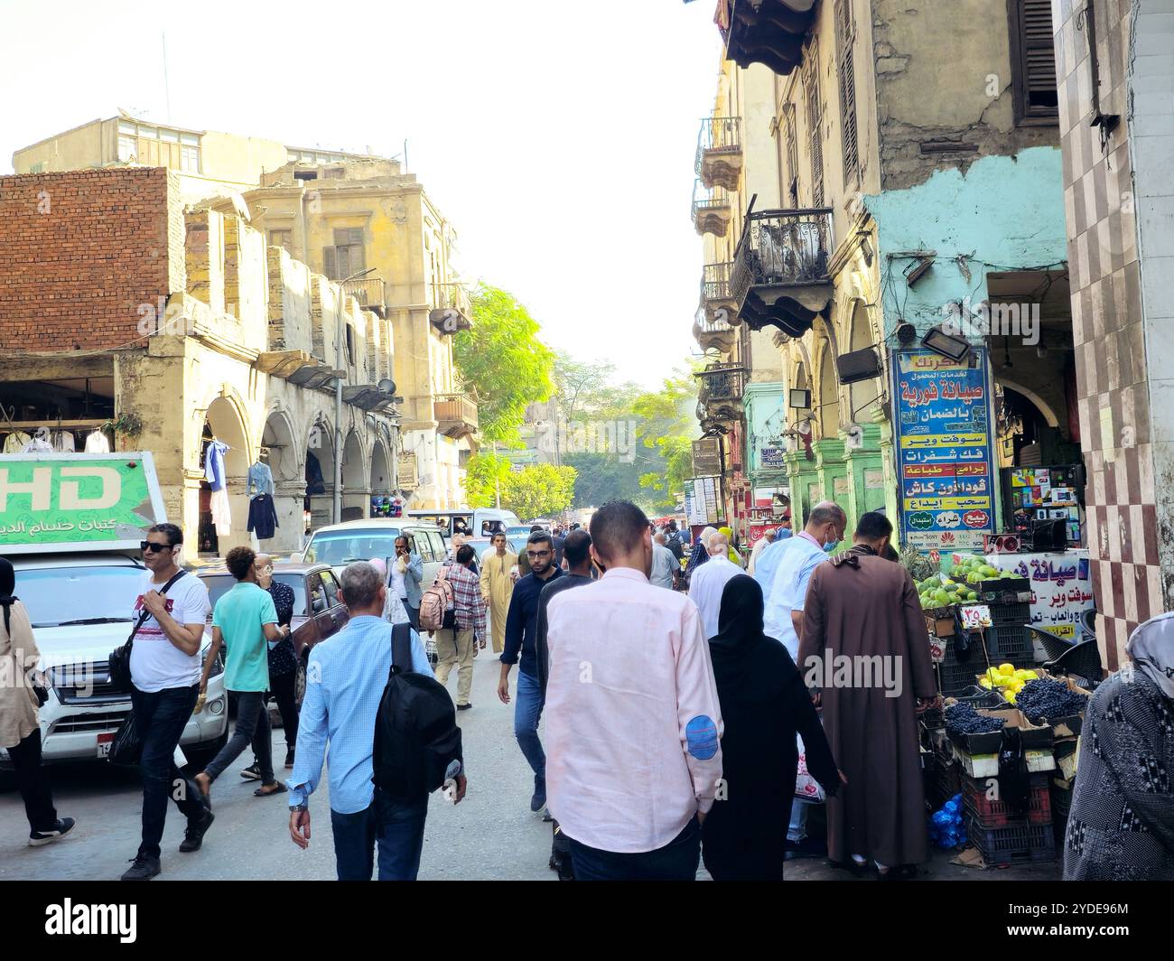 Le Caire, Egypte, 21 octobre 2024 : rue Clot Bey au Caire, Egypte, la rue a été nommée en l'honneur d'Antoine Barthelemy Clot (1793-1868), un médecin français Banque D'Images