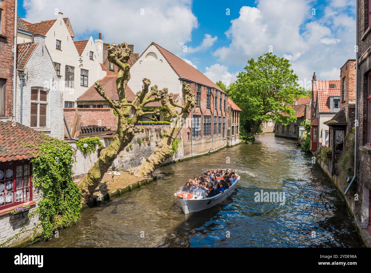 Bateaux pleins de touristes appréciant Bruges Banque D'Images