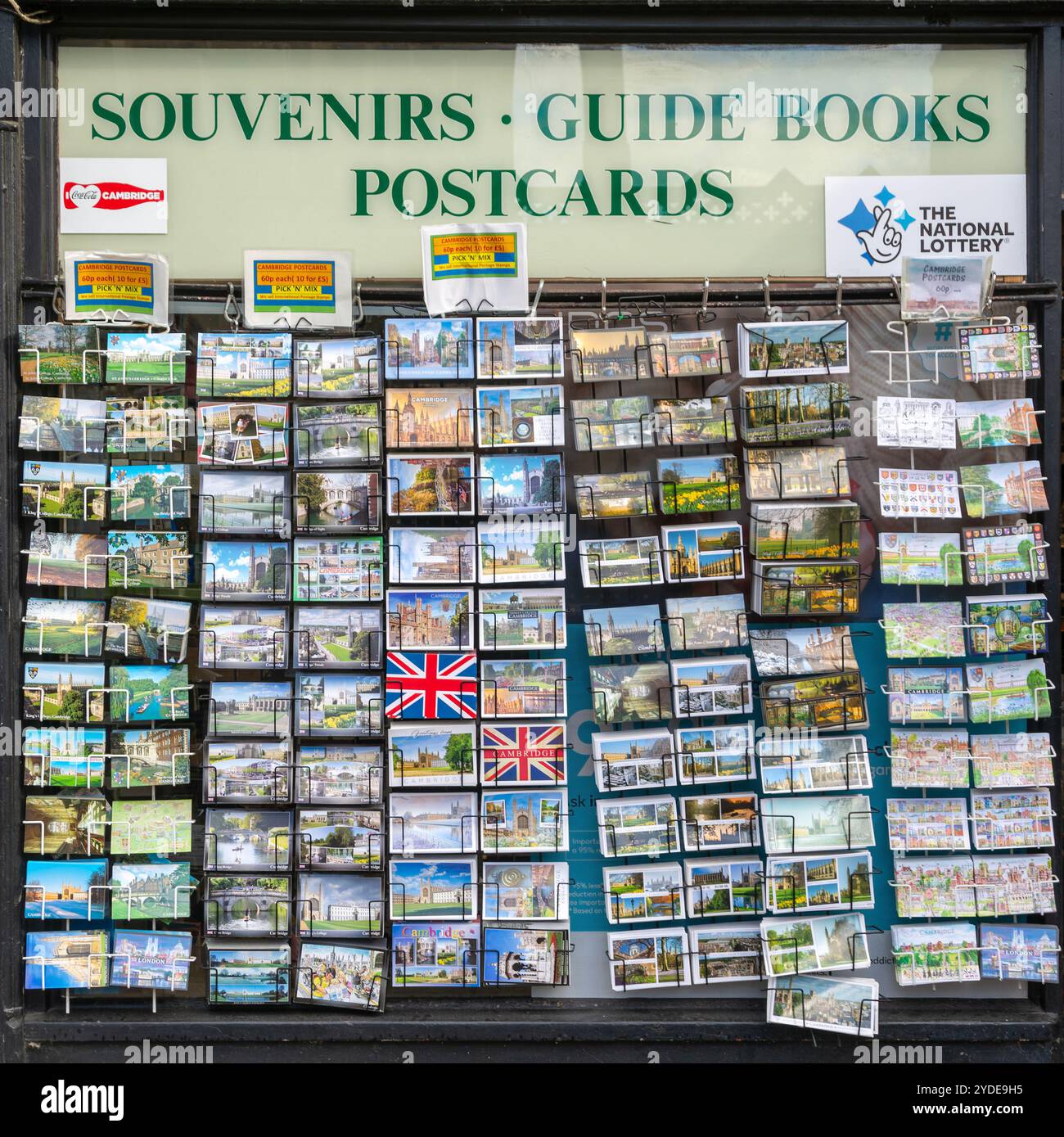 Cartes postales exposées à l'extérieur de la boutique de souvenirs Parade Shopper dans le centre-ville, Cambridge, Cambridgeshire, Angleterre, Royaume-Uni Banque D'Images